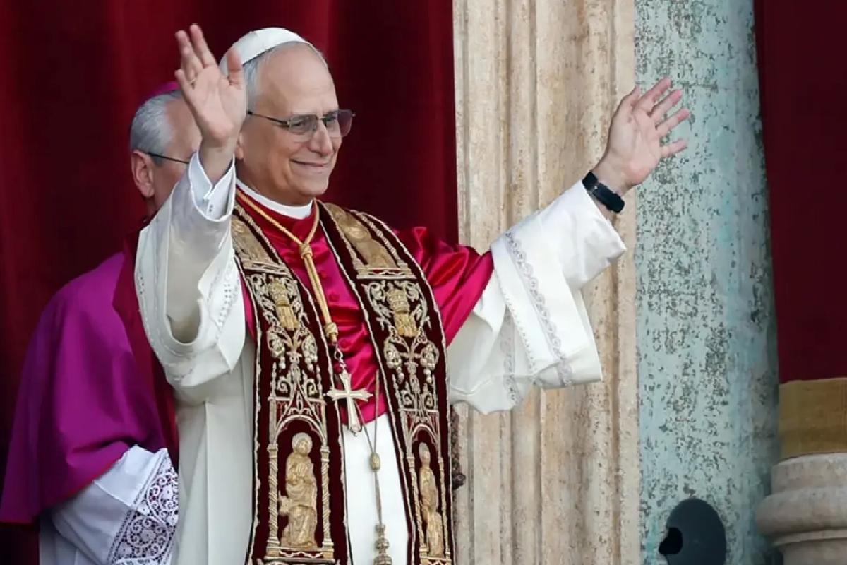 Vatikan’da yeni Papa halkı selamladı