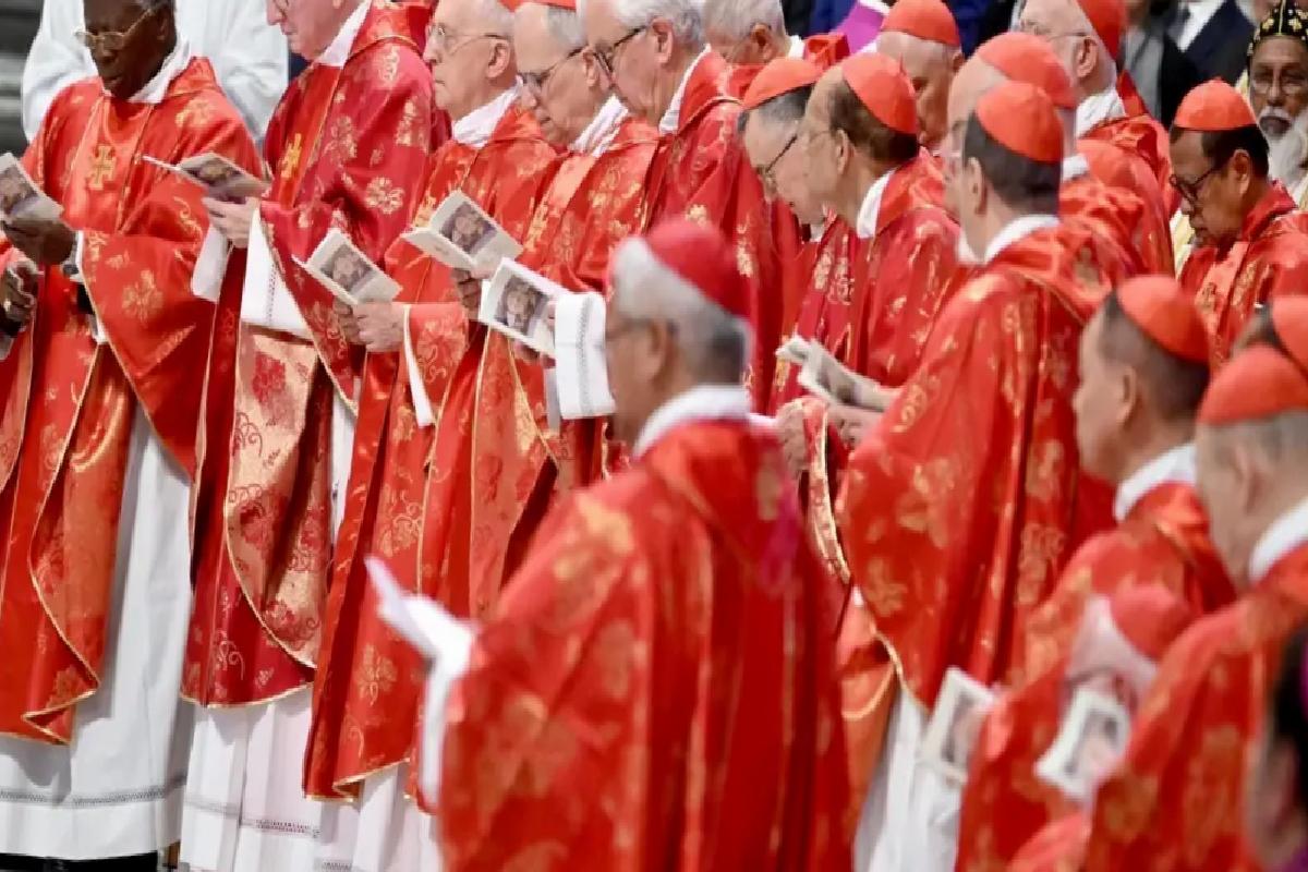 Vatikan’da yeni papa ilk turda seçilemedi. Sistine Şapeli’nin bacasından siyah duman çıktı.