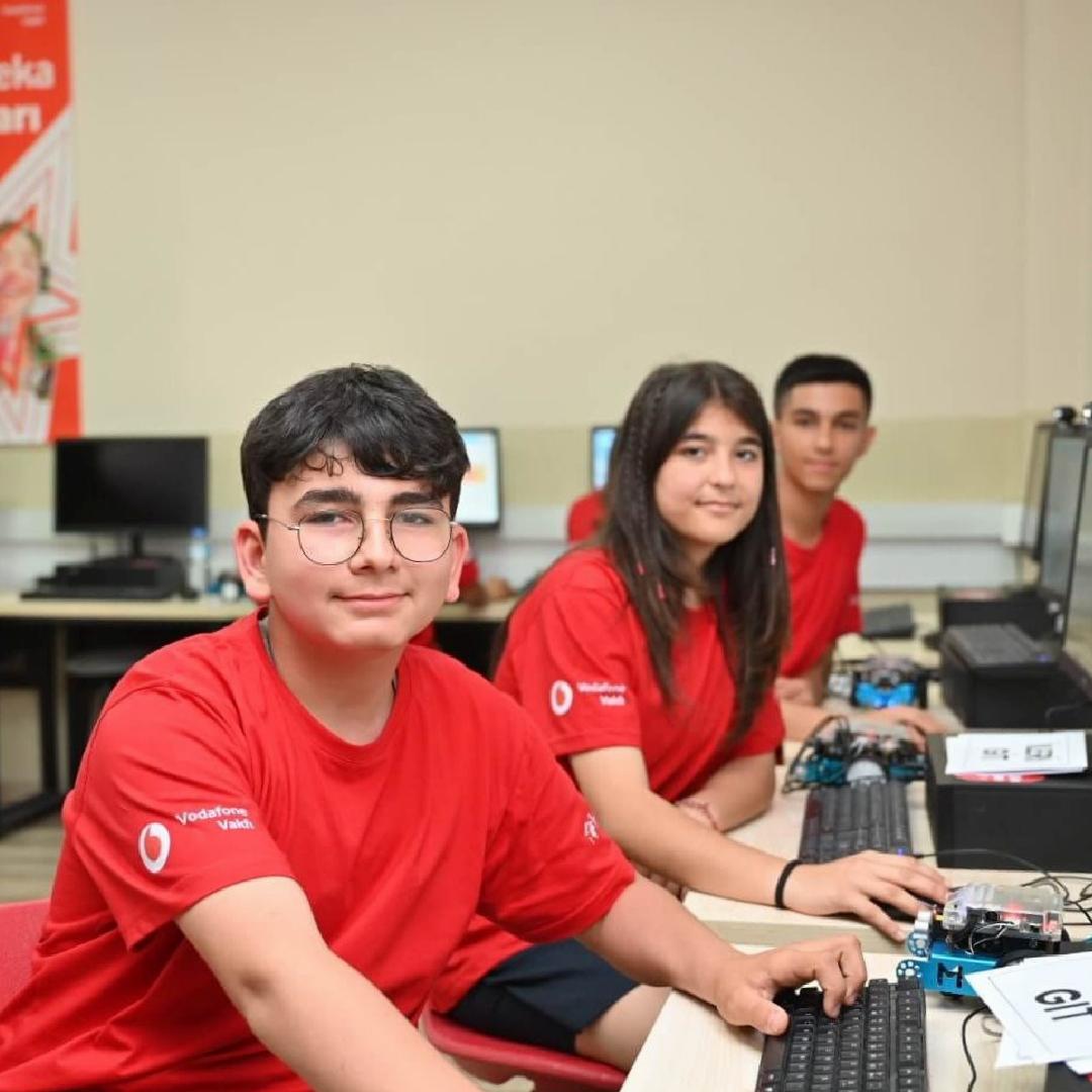 Vodafone Vakfı’nın “Yapay Zekâ Yıldızları” projesinde yeni hedef 55 bin öğrenciye ulaşmak