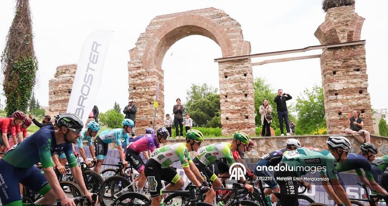 Wout Poels turkuaz mayoyu korudu