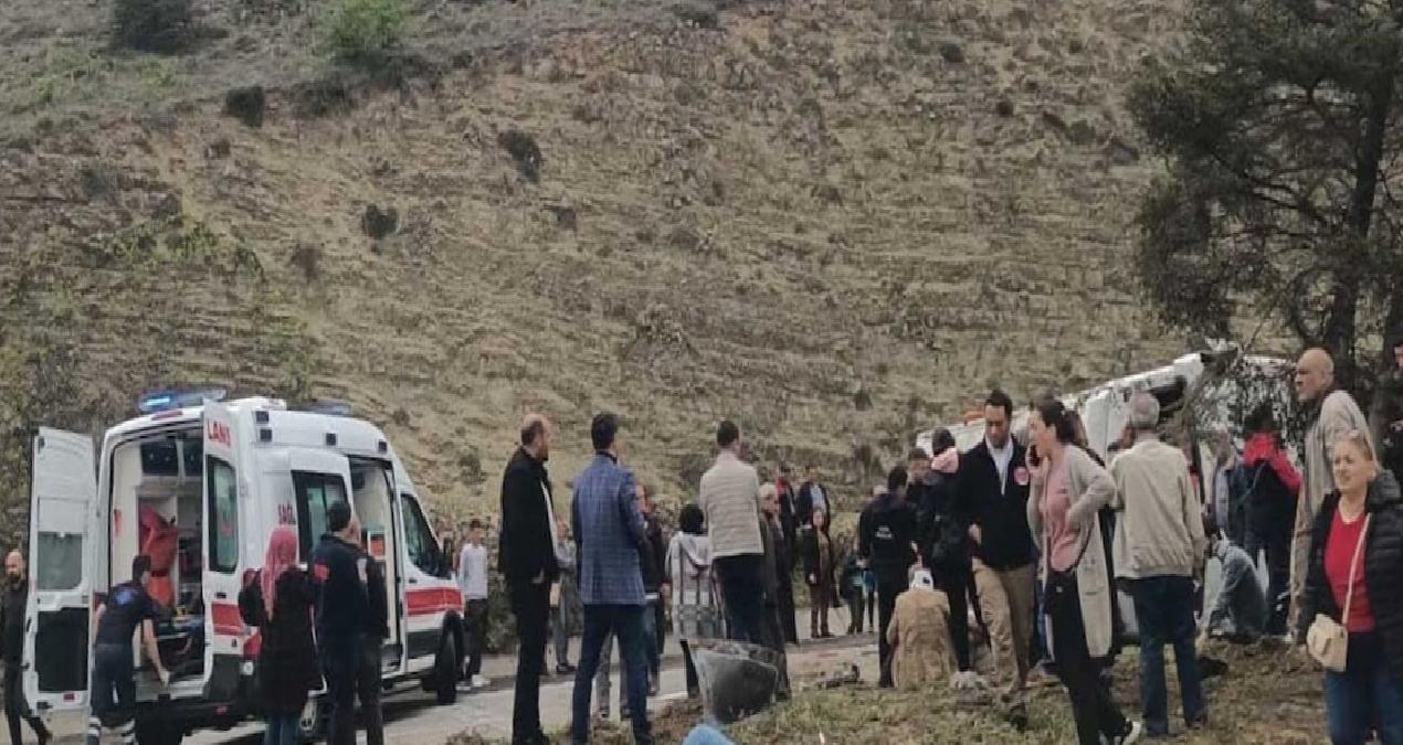 Yağmur kaza getirdi! Yolcu midibüsü devrildi: 16 yaralı