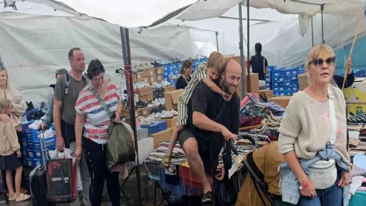 Yağmura Rağmen Turistlerin Pazar Keyfi