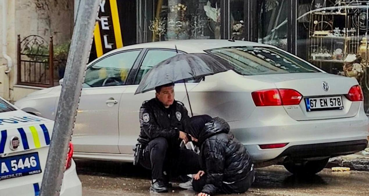 Yaralanan kız çocuğunun başında “ıslanmasın” diye şemsiyeyle bekledi