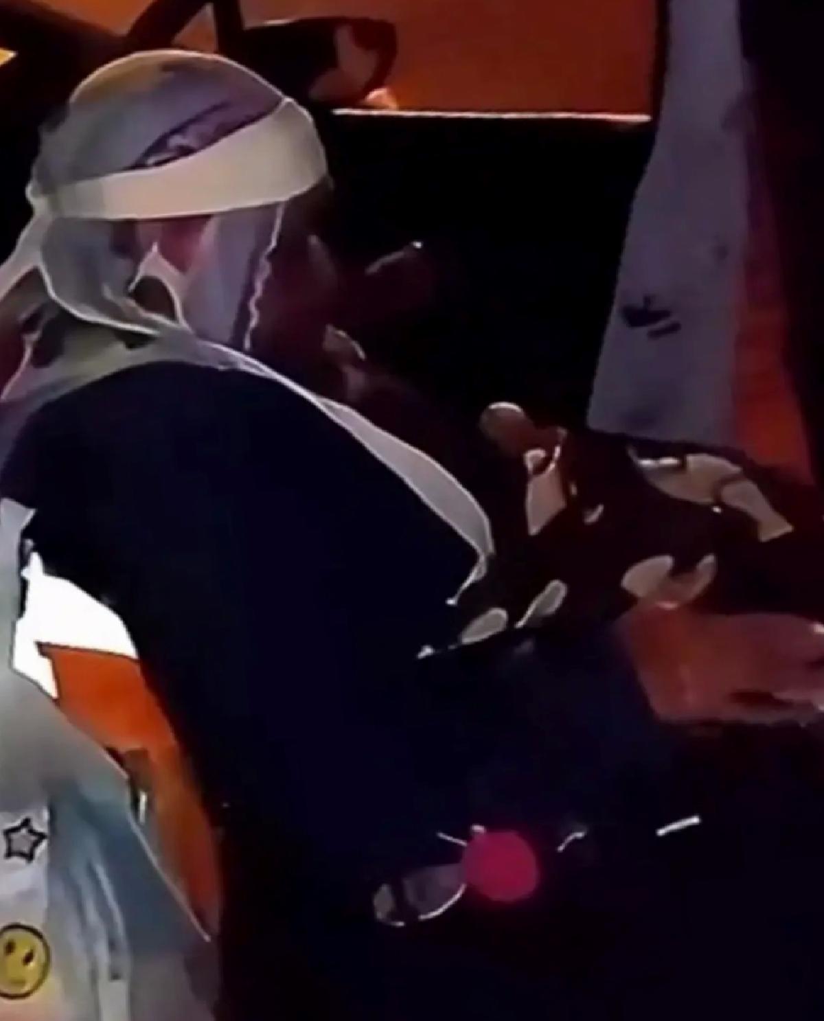 Yaşlı Kadına Akülü Sandalyede Yardım