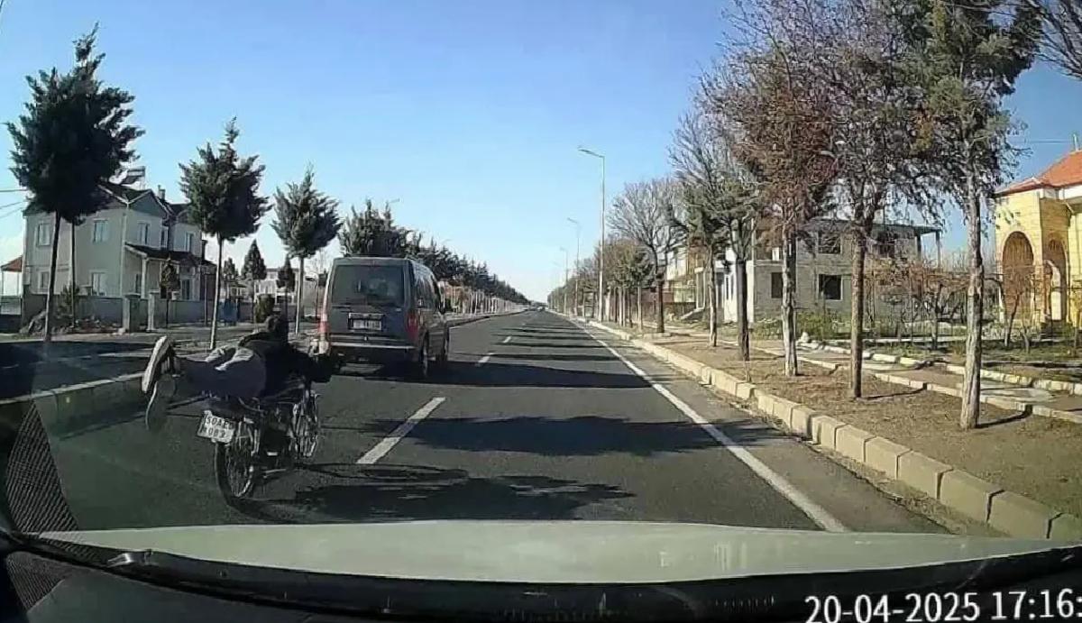 Yatarak Motosiklet Süren Sürücü Yakalandı