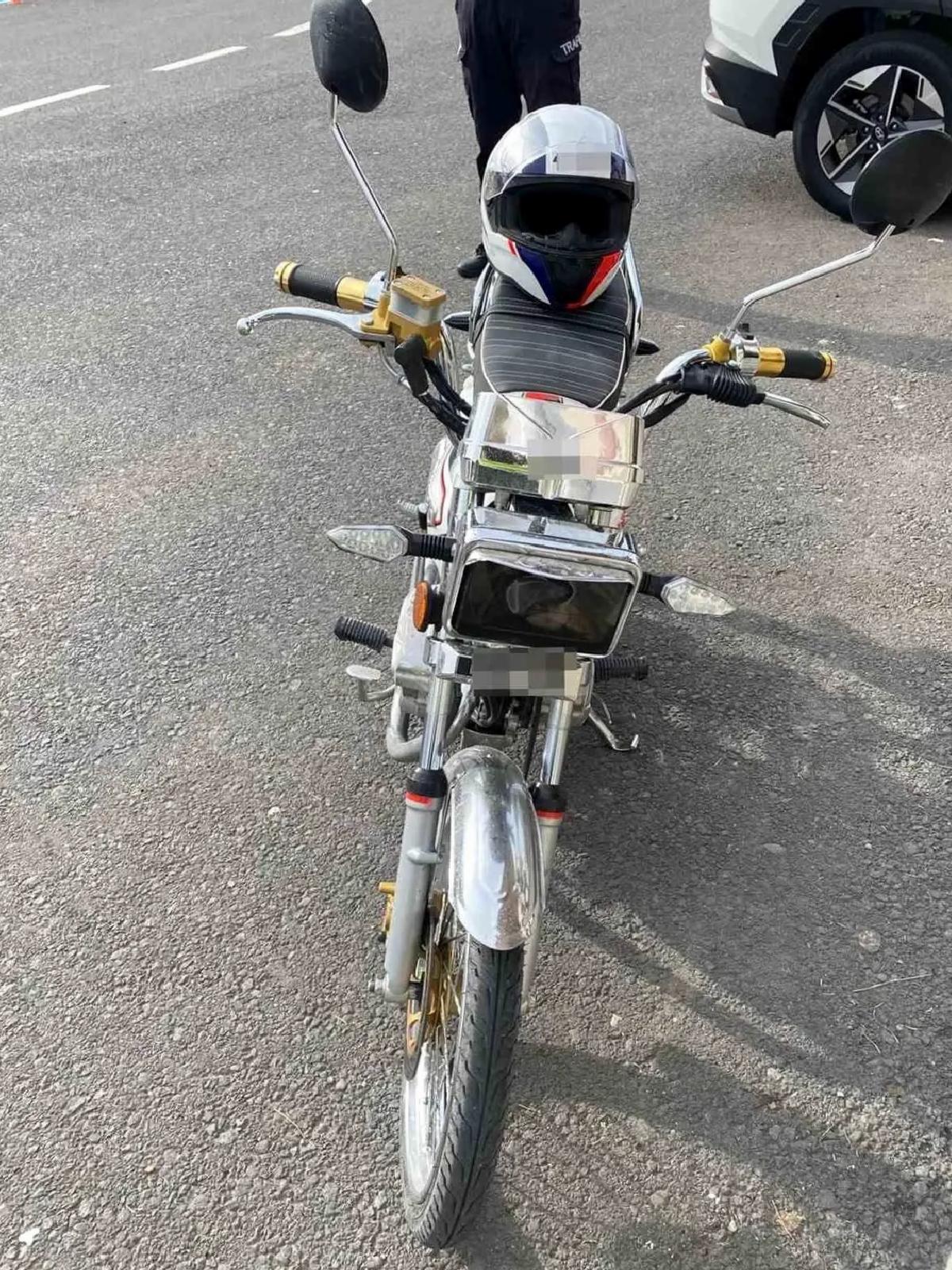 Yatarak Motosiklet Sürenin Ehliyeti İptal Edildi