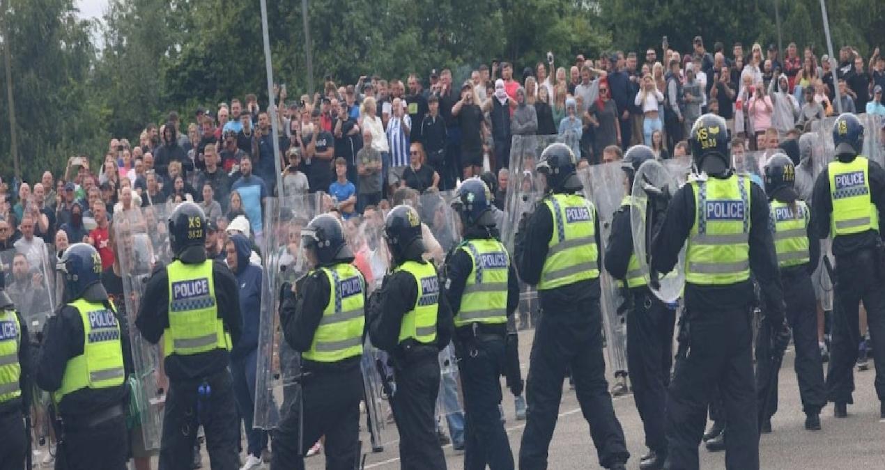 Yeni Alman hükümetinin ilk icraatı, sınırları kapamak oldu