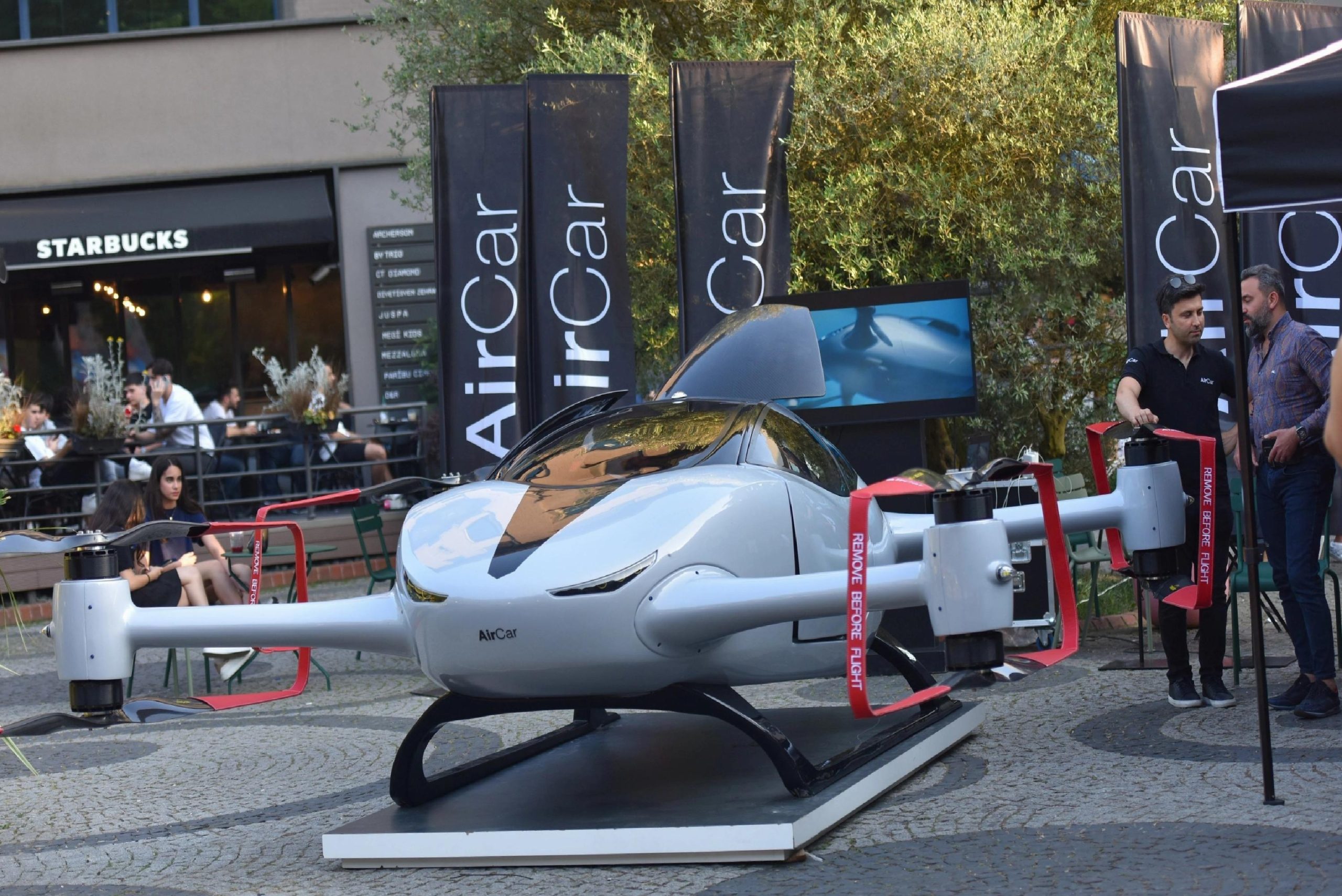 Yerli uçan araba AirCar, ilk kez insanlı uçtu