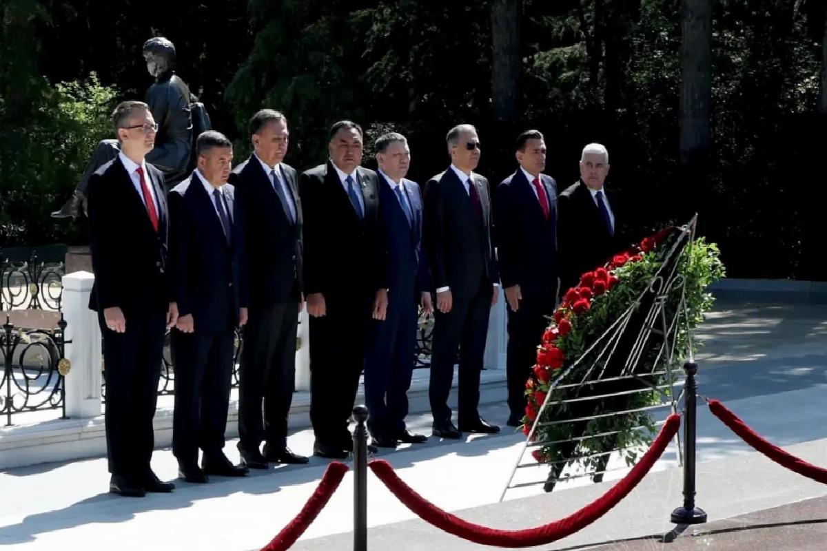 Yerlikaya Bakü’de Aliyev’in Mezarı Ziyaret Edildi