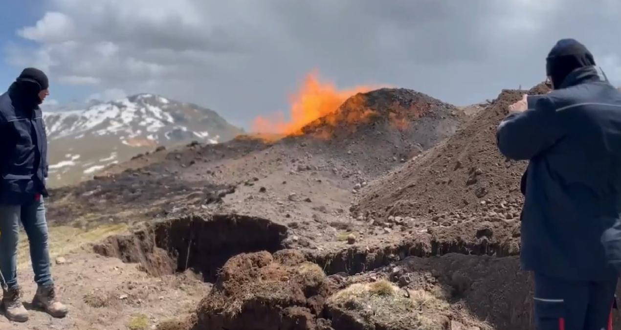 Yıldırım düşen doğal gaz hattında yangın söndü