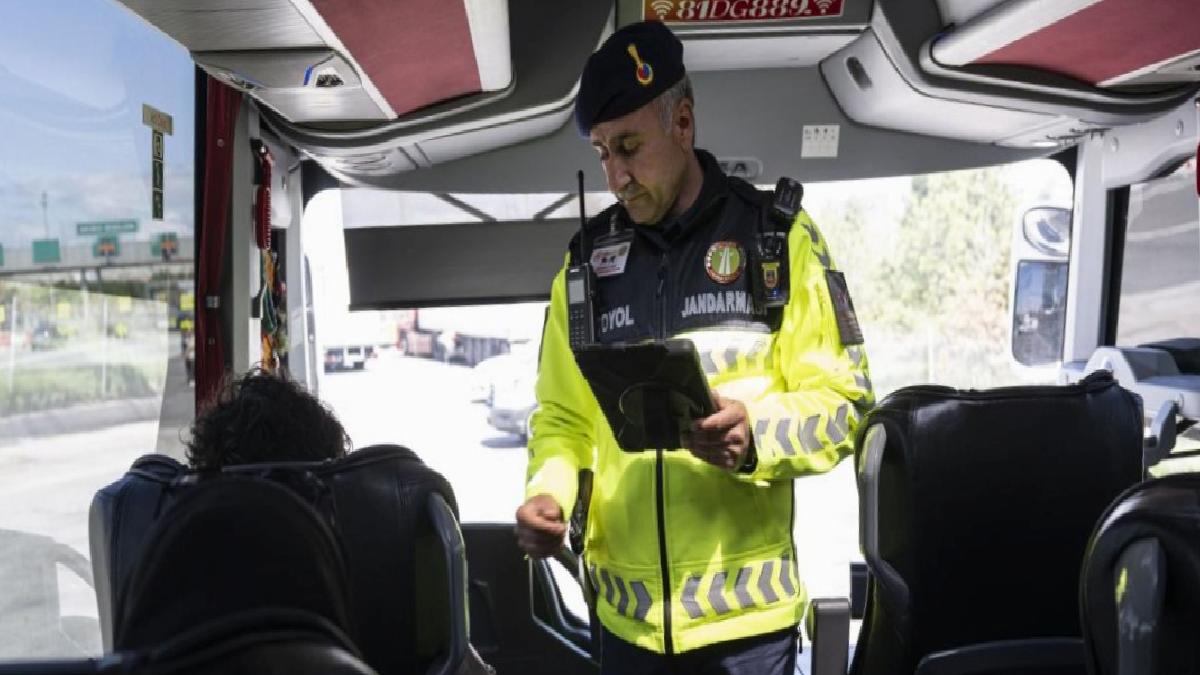‘Yolcu’ jandarma ekipleri şehirler arası otobüslerde denetimde