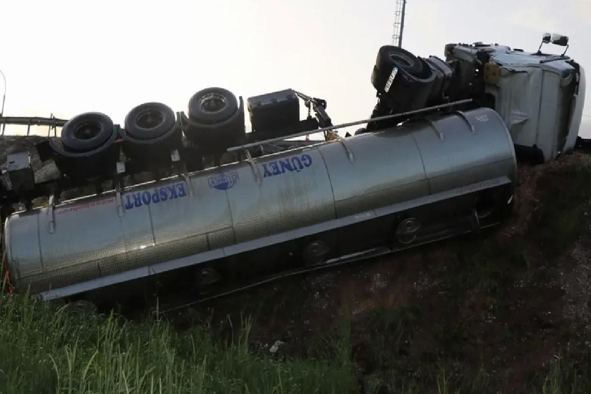 Yozgat’ta Tır Devrildi, Sürücü Yaralandı
