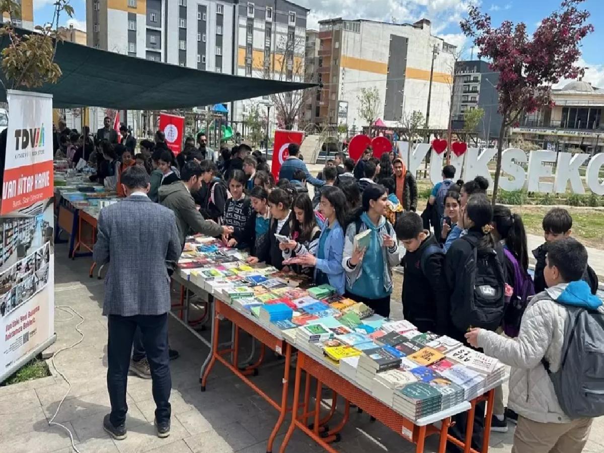 Yüksekova’da “mini kitap fuarı” açıldı