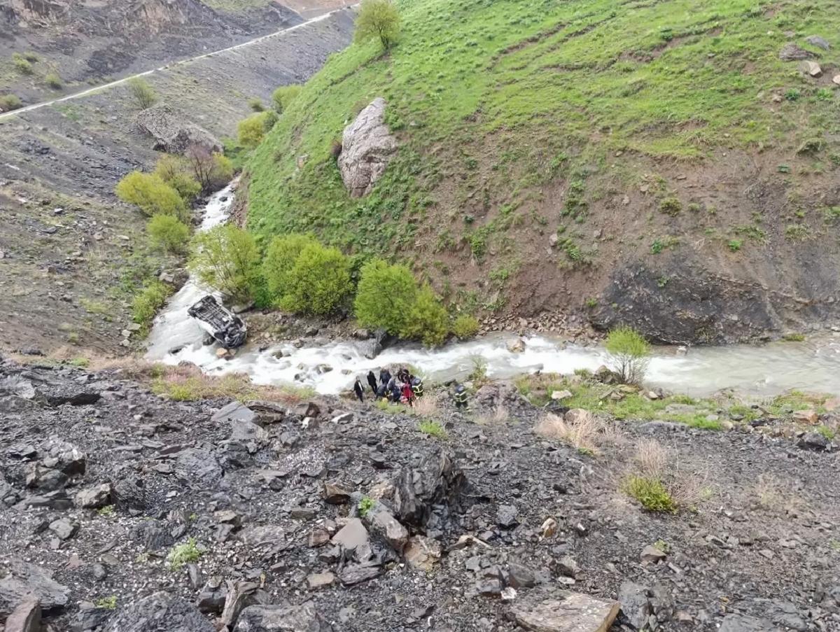 Yüksekova’da Minibüs Devrildi: 2 Ölü, 3 Yaralı