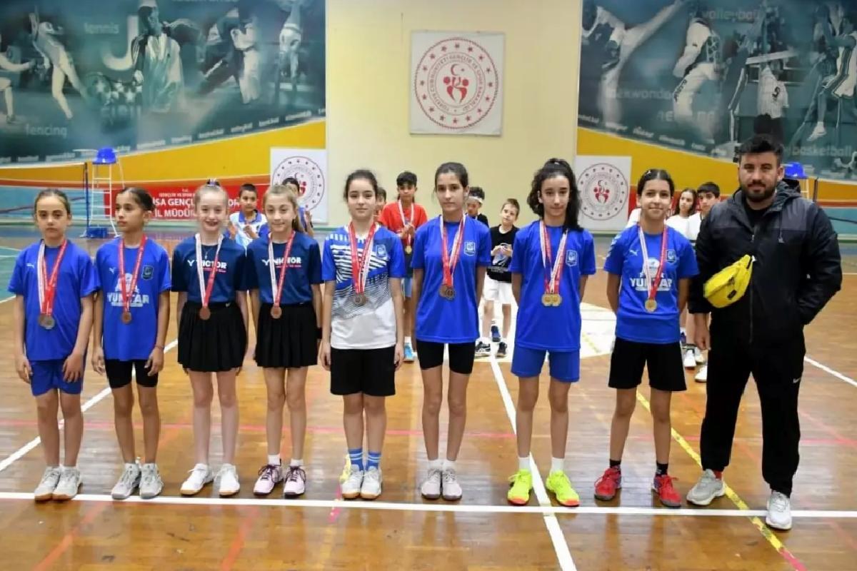 Yunusemre Belediyespor Badminton Takımı İl Birinciliği’ni Zirvede Tamamladı