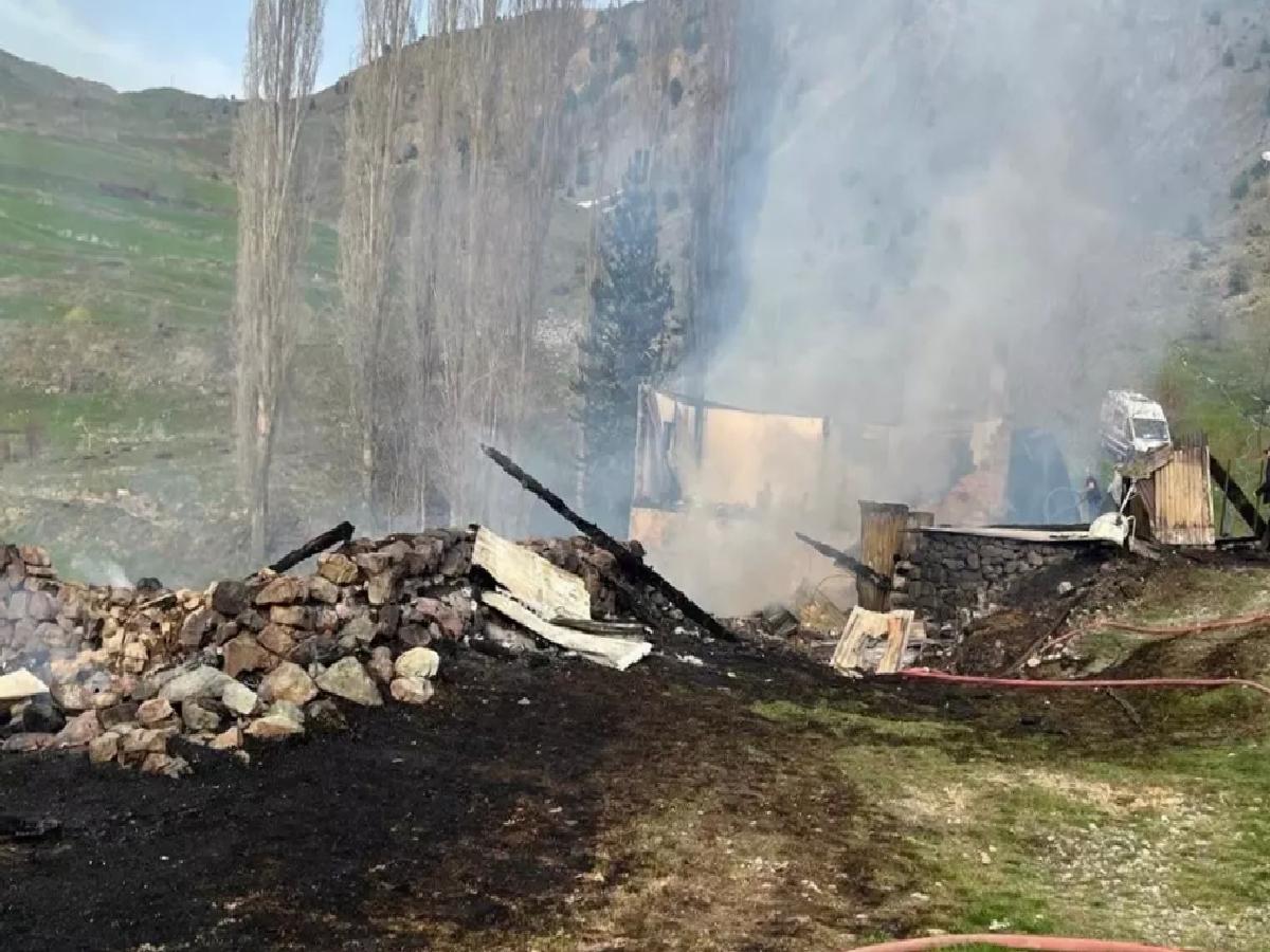 Yusufeli’nde Yangın: Ev ve Ahırlar Kullanılamaz Hale Geldi
