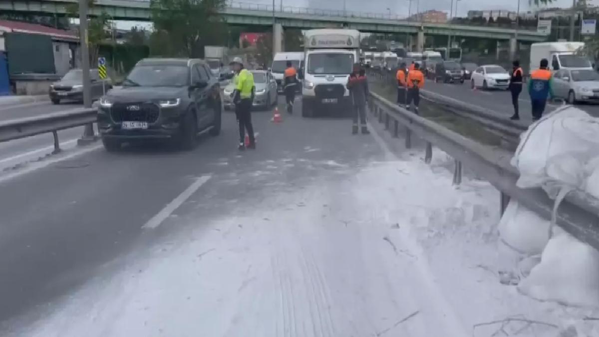 Zeytinburnu’nda TIR Kazası: Trafik Kilitlendi