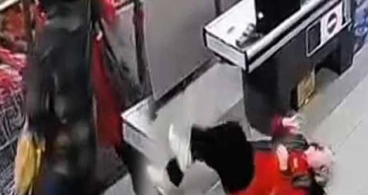 Zincir markette dehşet anları: Saldırgan yakalandı